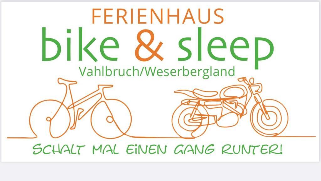 twee fietsen geparkeerd naast elkaar bij Bike & Sleep Weserbergland Ferienhaus in Vahlbruch