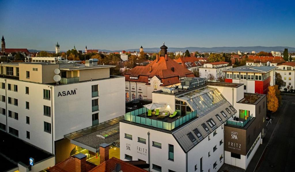 una vista aerea di una città con edifici di Asam Hotel a Straubing