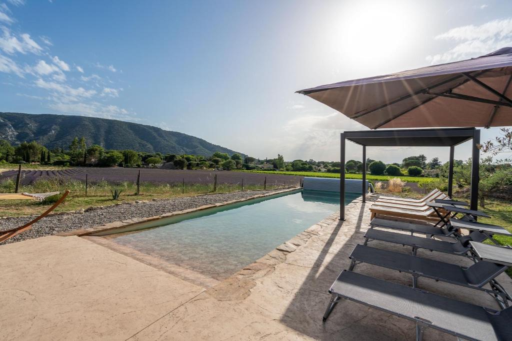 Poolen vid eller i närheten av Studio cozy avec terrasse et vue sur le Luberon