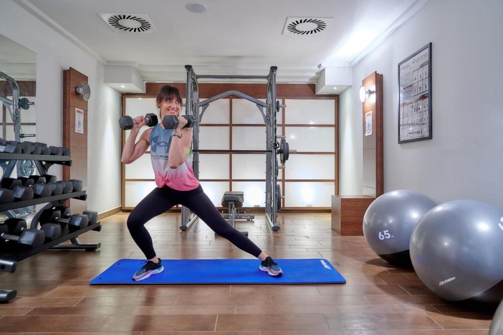 Fitness centrum a/nebo fitness zařízení v ubytování Asam Hotel