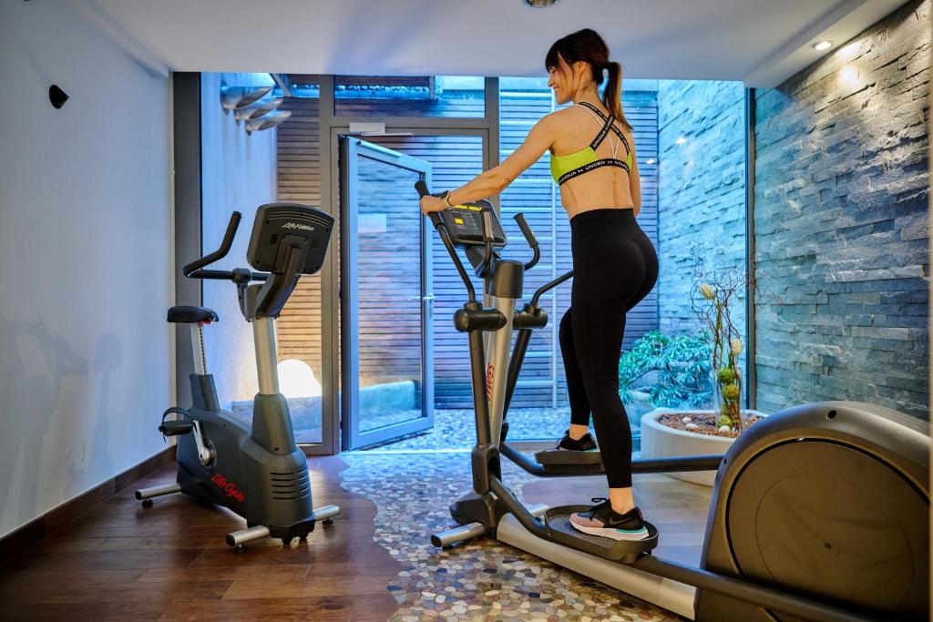 Fitness centrum a/nebo fitness zařízení v ubytování Asam Hotel