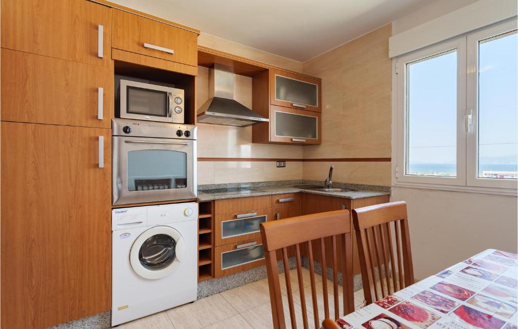 Kuchyň nebo kuchyňský kout v ubytování Cozy Home In Porto Do Son With Wifi