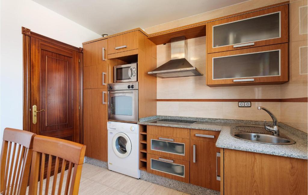 Kuchyň nebo kuchyňský kout v ubytování Cozy Home In Porto Do Son With Wifi