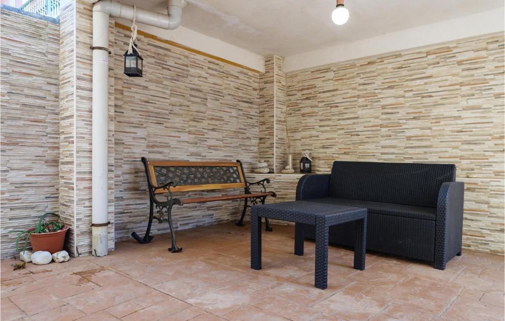 Posezení v ubytování Cozy Home In Porto Do Son With Wifi