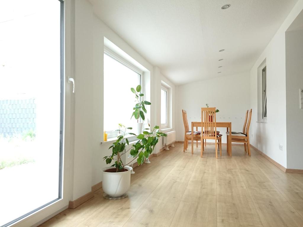 漢諾威的住宿－Bungalow in Messenähe，客厅配有桌椅和窗户。