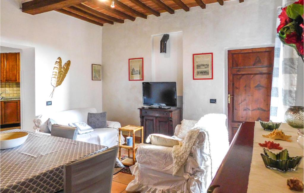 een woonkamer met een tafel en een televisie bij Pet Friendly Apartment In Suvereto With Wifi in Suvereto