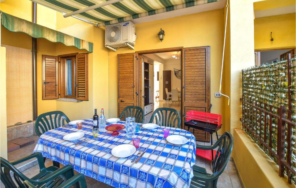 una mesa y sillas sentadas en un balcón con una mesa en 2 Bedroom Amazing Apartment In Nocera Terinese, en Nocera Terinese