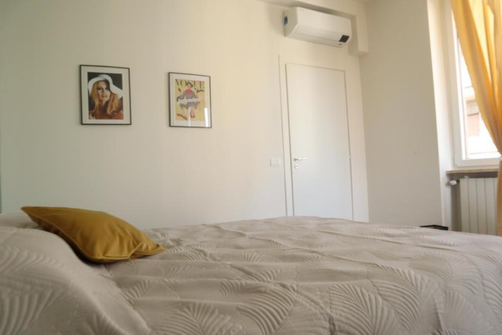 Posteľ alebo postele v izbe v ubytovaní Santa Maria Novella - Golden Lily Florence, city center apartment