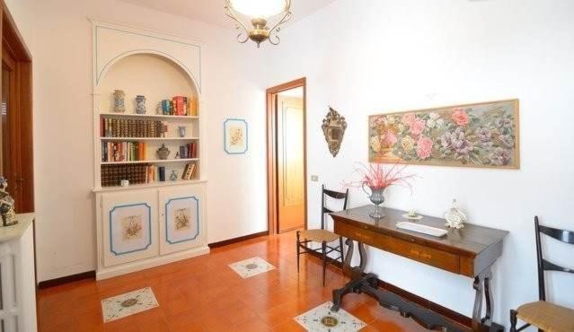 Habitación con escritorio y mesa con sillas. en Holiday Home Alessia n 3 ,Centro Storico di Taormina, en Taormina