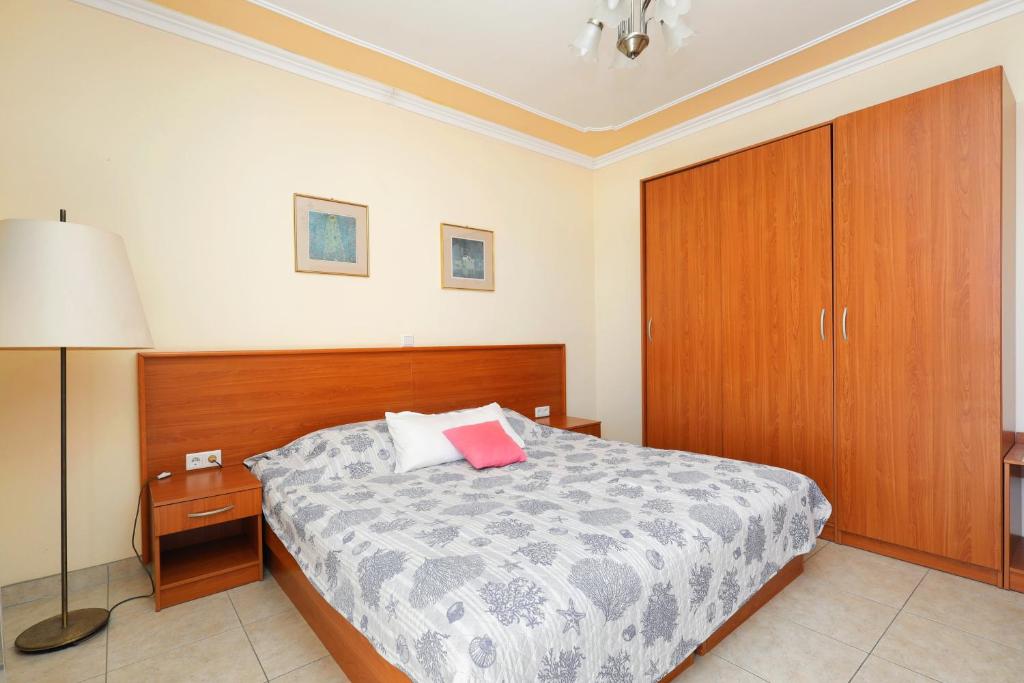 Family friendly seaside apartments Brodarica, Sibenik - 15270 - 一居室公寓，阳台和海景