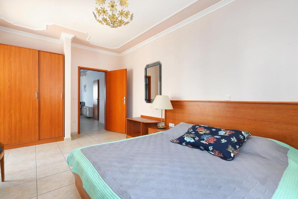 Family friendly seaside apartments Brodarica, Sibenik - 15270 - 两居室公寓，阳台和海景