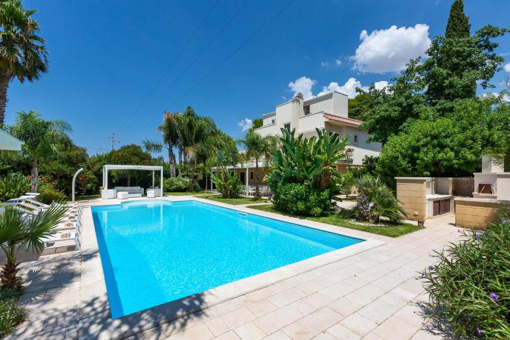 een zwembad in de achtertuin van een huis bij Villa Carra by Perle di Puglia in Parabita