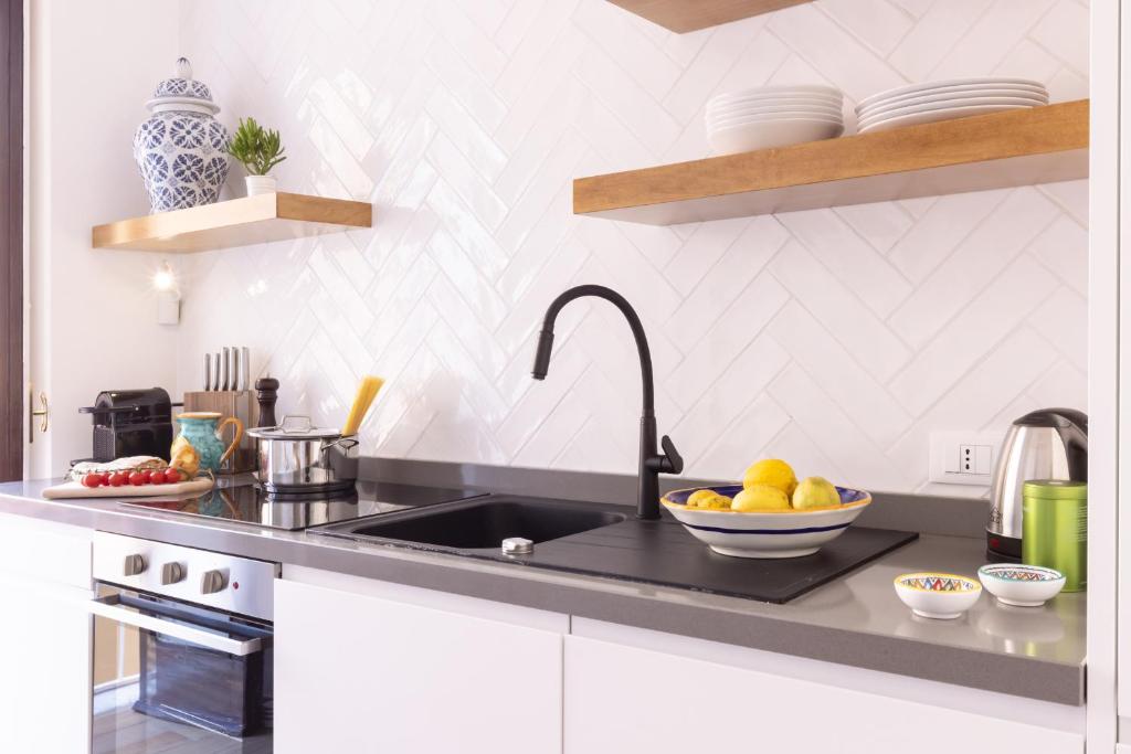 Kuchnia lub aneks kuchenny w obiekcie 4711 Boutique Apartment