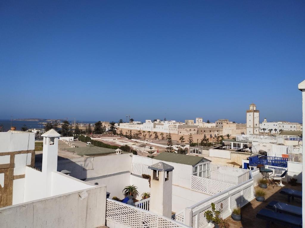 - une vue sur la ville depuis le haut d'un bâtiment dans l'établissement RIAD MAROSKO, à Essaouira