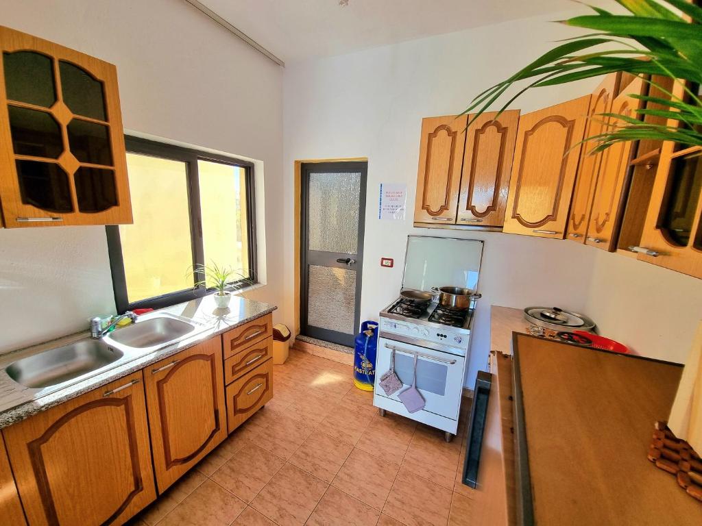 ドゥラスにあるGUEST HOUSE VILA ELEZIのキッチン(シンク、コンロ付)
