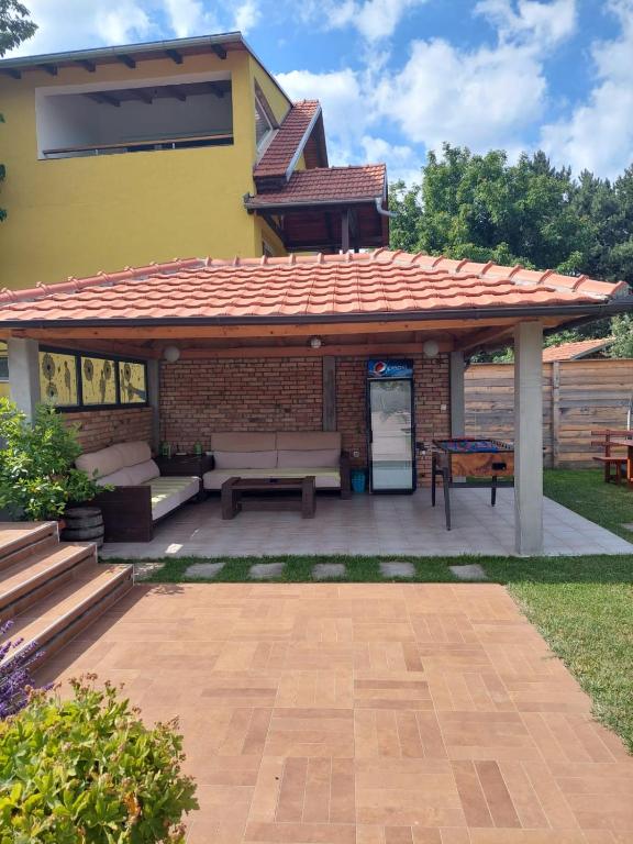 Zgradba, v kateri se nahaja apartma