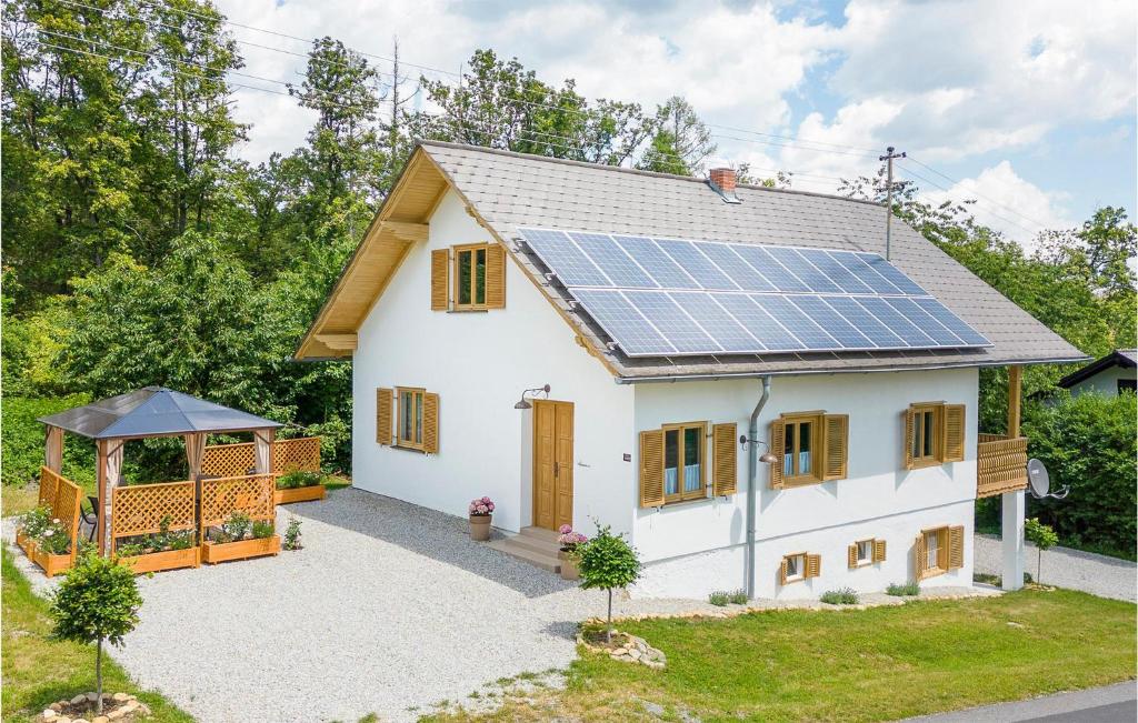 Biały dom z panelami słonecznymi na dachu w obiekcie Ferienhaus Im Suedburgenland w mieście Eisenberg an der Pinka