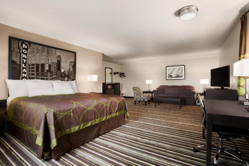 Super 8 by Wyndham Portland Airport photo