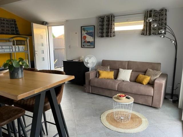 a living room with a couch and a table at Charmant Studio pouvant accueillir 4 personnes in Anglet