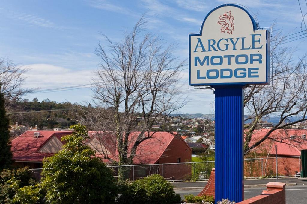 una señal para una cabaña de motor de emergencia en un poste azul en Argyle Motor Lodge en Hobart
