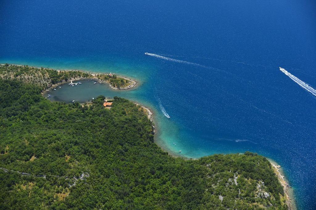 - une vue aérienne sur une petite île de l'océan dans l'établissement Apartments Lacic 3, à Crikvenica