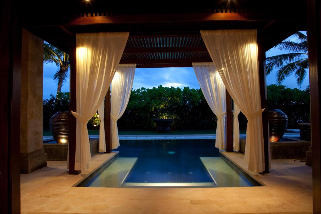 una piscina en medio de una casa en Villa Amani, en Tanah Lot