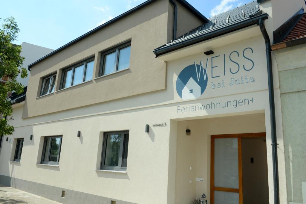 ein Gebäude mit einem Schild, das West-Ost-Gebäude liest in der Unterkunft Haus Weiss bei Julia in Sankt Andrä bei Frauenkirchen