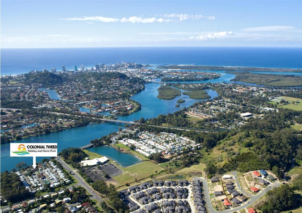 una vista aérea de la ciudad de Sydney y un puerto en Colonial Tweed Holiday & Home Park, en Tweed Heads