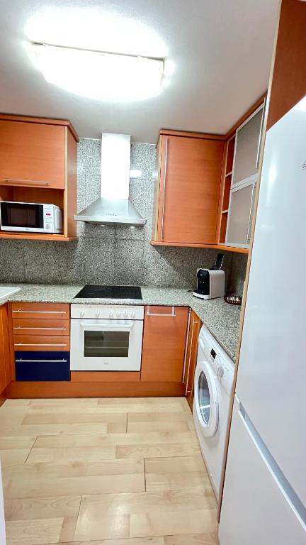 Kuchyňa alebo kuchynka v ubytovaní Sunny apartment Sa Boadella big solarium sea view