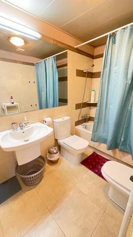 Kúpeľňa v ubytovaní Sunny apartment Sa Boadella big solarium sea view