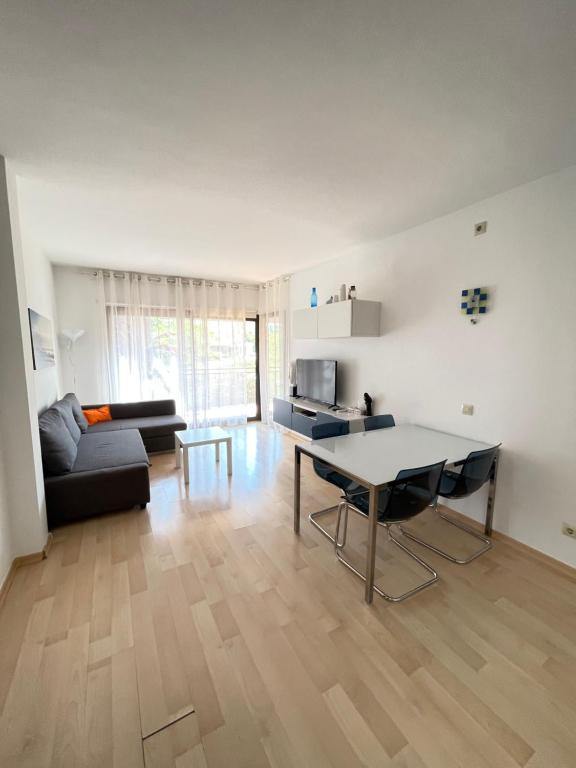 Televízia a/alebo spoločenská miestnosť v ubytovaní Sunny apartment Sa Boadella big solarium sea view
