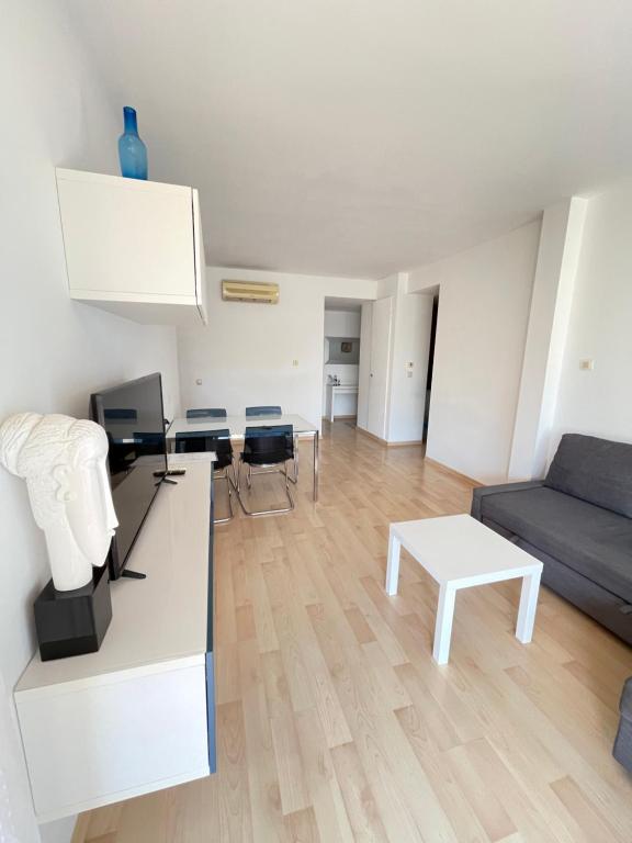 Posedenie v ubytovaní Sunny apartment Sa Boadella big solarium sea view