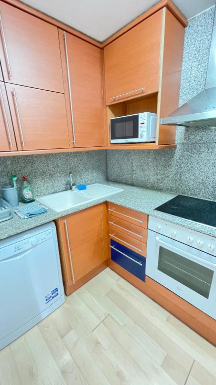 Kuchyňa alebo kuchynka v ubytovaní Sunny apartment Sa Boadella big solarium sea view