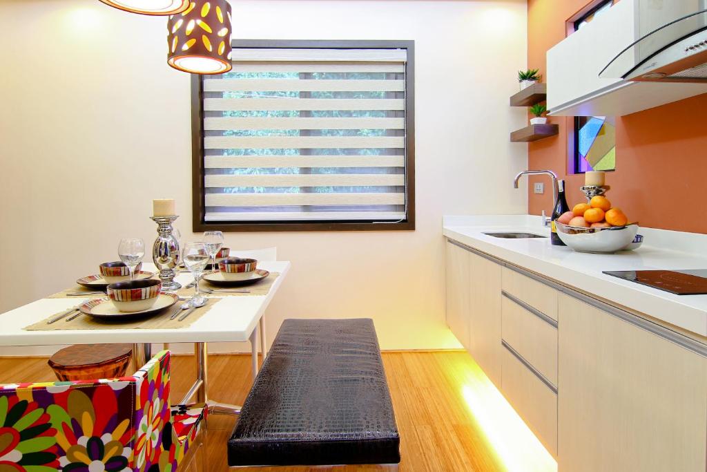 Kuchyň nebo kuchyňský kout v ubytování Boracay Suites