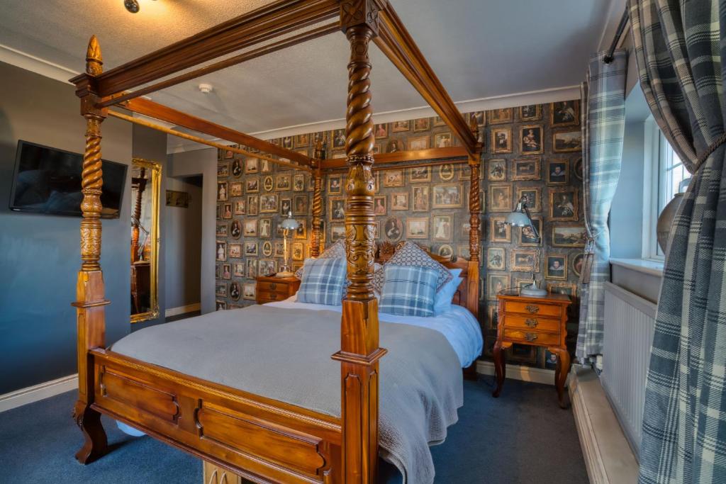 a bedroom with a wooden canopy bed in a room at Bridgnorth 24 Hour Self Check In with FREE Parking in Bridgnorth