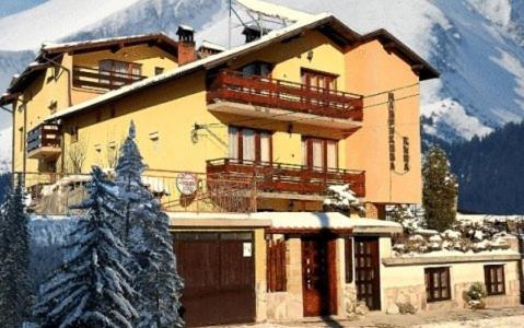 Nespecifikovaný výhled na hory nebo výhled na hory při pohledu z hotelu