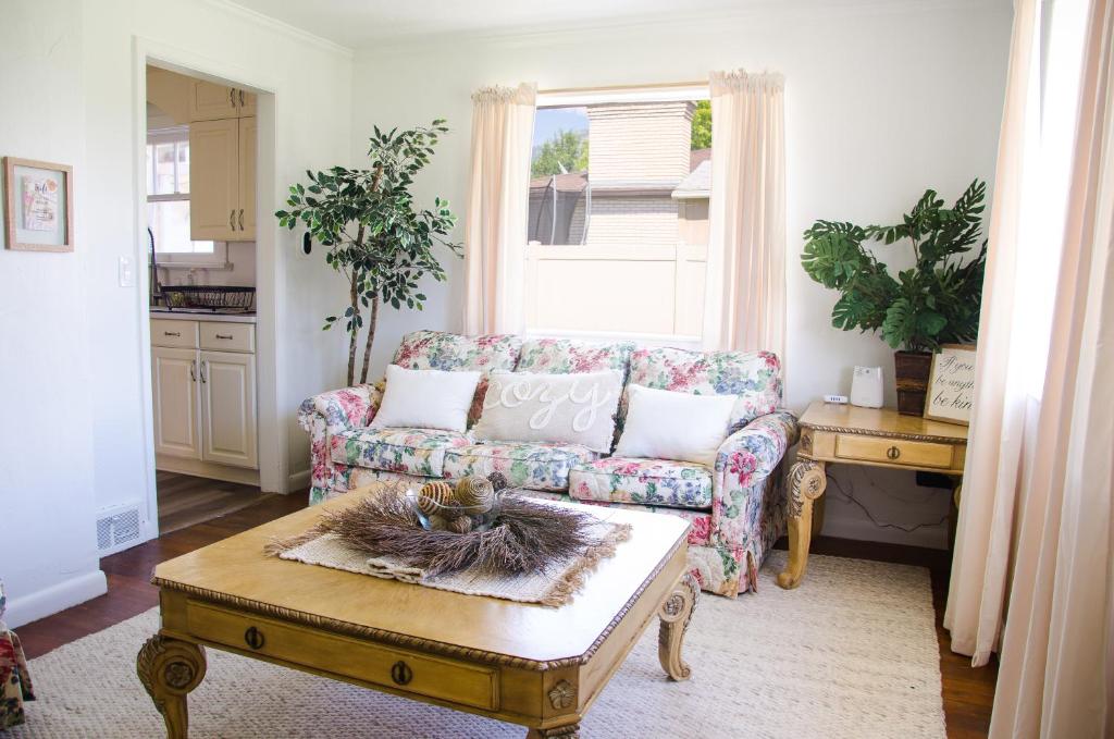 sala de estar con sofá y mesa de centro en Cozy Cottage Retreat in the Heart of Utah Valley, en Orem