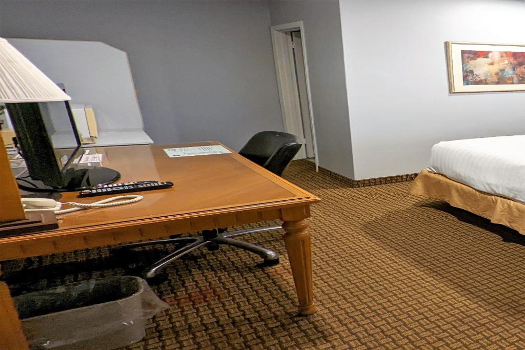 Postel nebo postele na pokoji v ubytování First Canada Hotel Cornwall Hwy 401 ON
