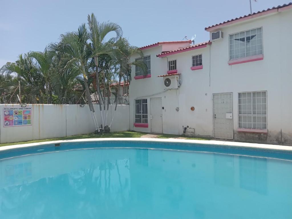 Condominio La Duquesa, Bonita alberca, casi en la puerta, WIFI, Agradable, Tranquilidad - Three-Bedroom Chalet