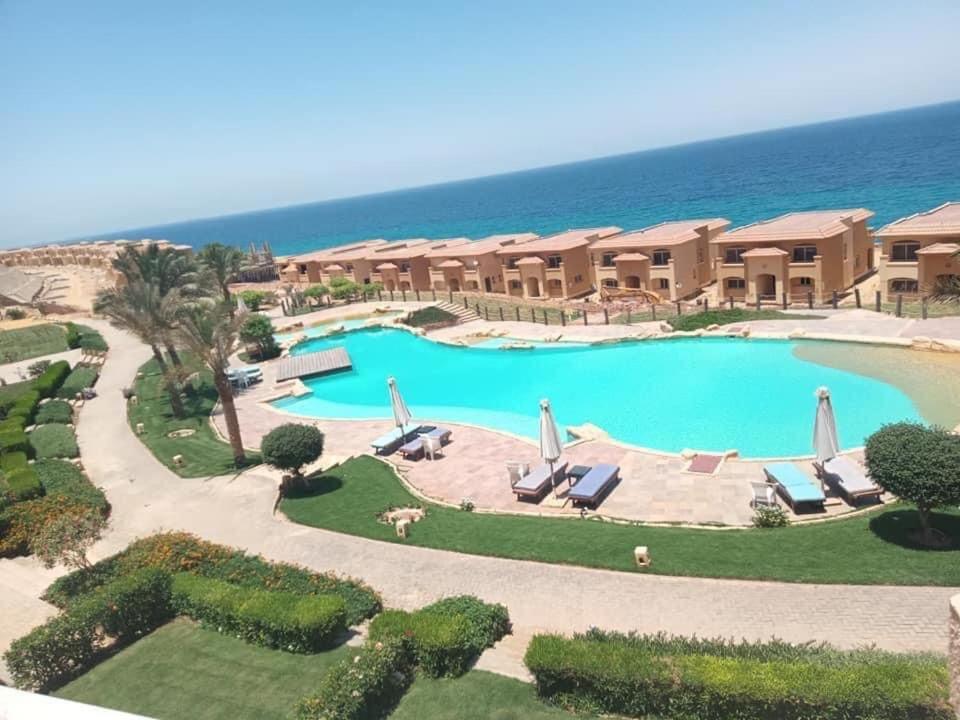 una vista aérea de un complejo con piscina en Villa Telal Ain Sokhna en Ain Sokhna