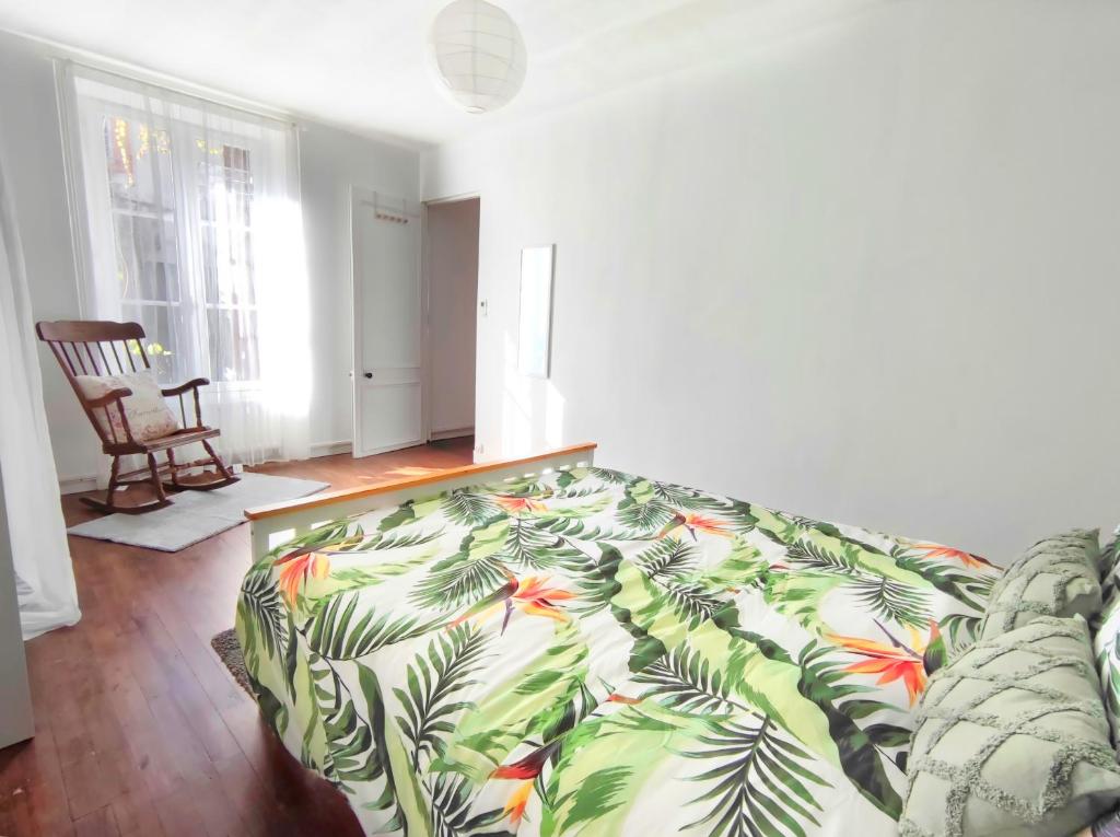 een woonkamer met een bank met een deken erop bij Number 22 - Le Dorat - Apartment One in Le Dorat