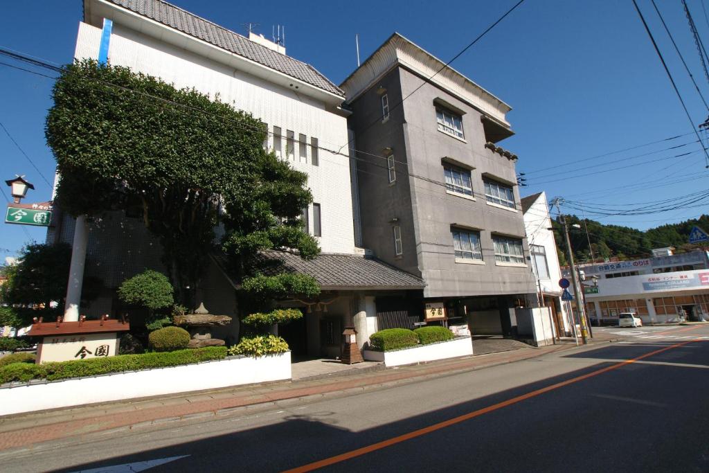 un edificio sul lato di una strada di Imakuni Ryokan a Takachiho