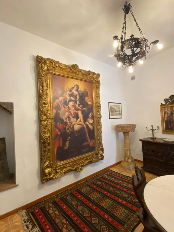 una gran pintura colgada en una pared en una habitación en Foresteria, en Tuscania