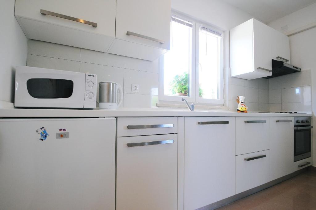Kuchyň nebo kuchyňský kout v ubytování Adriana Holiday Apartment