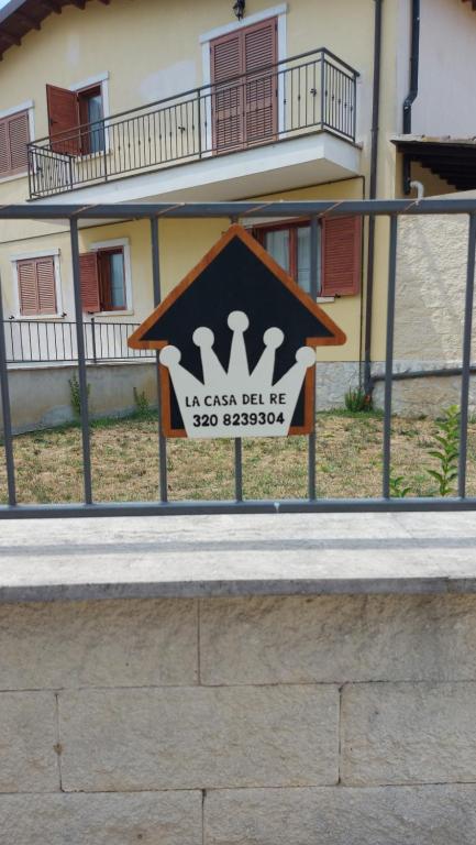 un panneau sur une clôture devant un bâtiment dans l'établissement La casa del Re, à Sipicciano