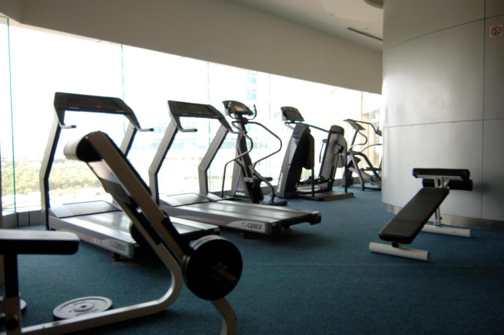 Fitness centrum a/nebo fitness zařízení v ubytování Ramada Plaza Pudong Shanghai