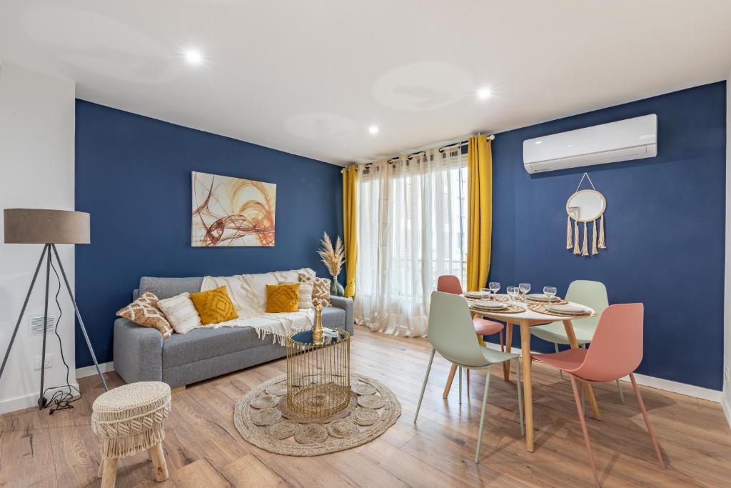 a living room with a couch and a table with chairs at AMJA Proche clinique Saint-Roch apt 3 chambres 3 salles de bain parking gratuit idéal famille groupe coworking 10 min centre ville 10 min plage 5 min sortie autoroute in Montpellier