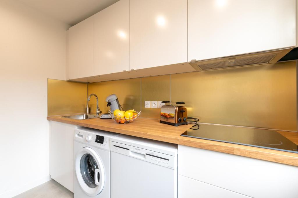 Kuchyňa alebo kuchynka v ubytovaní AMJA Proche clinique Saint-Roch apt 3 chambres 3 salles de bain parking gratuit idéal famille groupe coworking 10 min centre ville 10 min plage 5 min sortie autoroute
