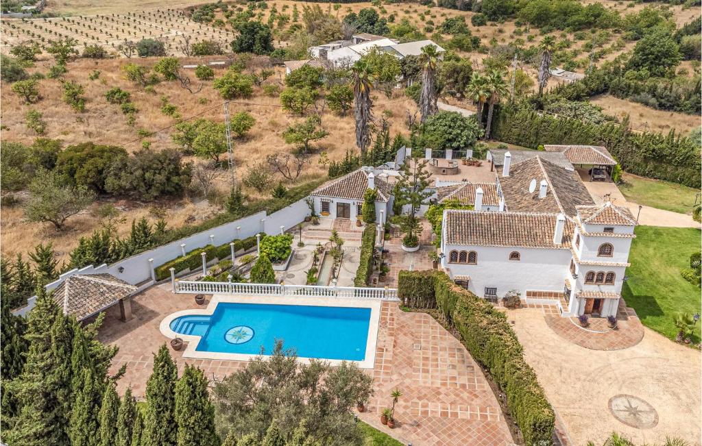 een luchtzicht op een huis met een zwembad bij Amazing Home In Las Lagunas De Mijas With Swimming Pool in Santa Fe de los Boliches