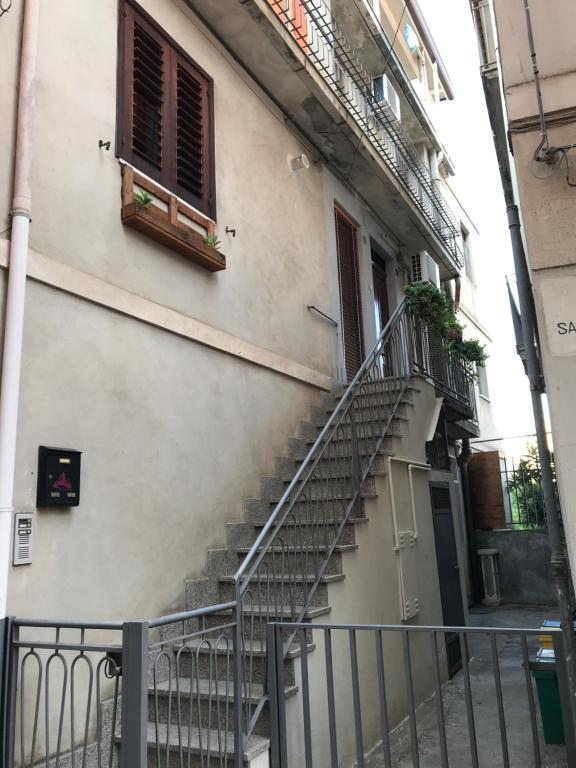 een trap naar een gebouw met een raam bij Casa Josy in Francavilla di Sicilia